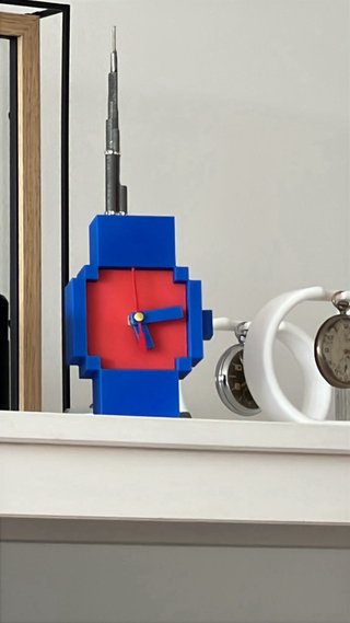 Reloj Pixel Art 8-Bit Azul y Rojo