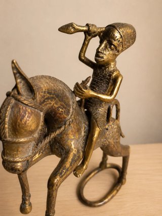 Escultura africana antigua de bronce.