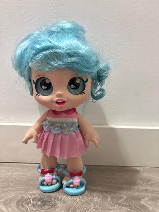 Muñeca con pelo azul y vestido rosa