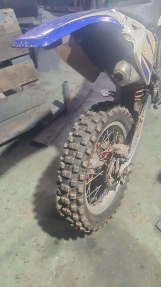 Moto Enduro Gas Gas Azul y Blanca