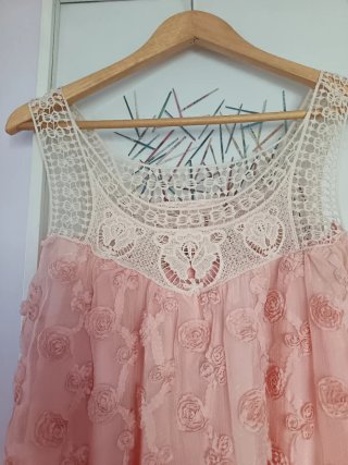 Vestido rosa veraniego con encaje