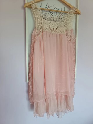 Vestido rosa veraniego con encaje