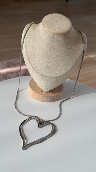 Collana lunga argentata con grande cuore