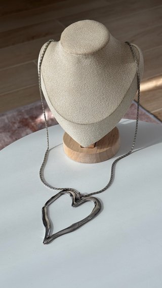 Collana lunga argentata con grande cuore
