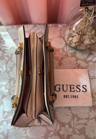 Bolso de mano Guess beige y dorado