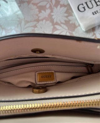 Bolso de mano Guess beige y dorado