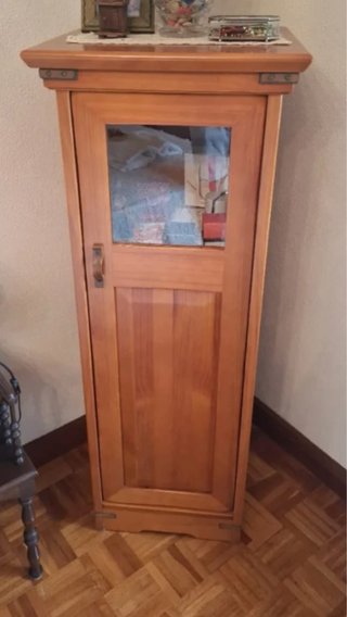 Armario de madera con puerta de cristal