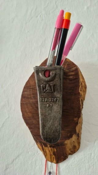 Escultura diente CATERPILLAR con Madera Olivo