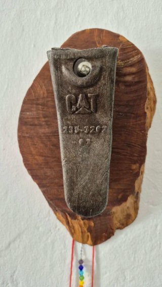 Escultura diente CATERPILLAR con Madera Olivo