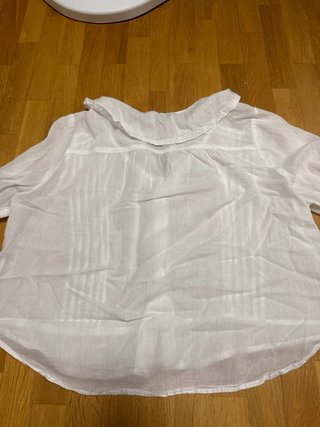 Blusa blanca juvenil con botones