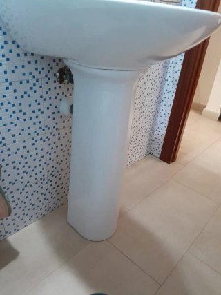 Lavabo de porcelana con grifo