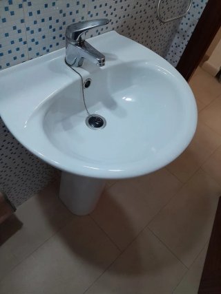 Lavabo de porcelana con grifo