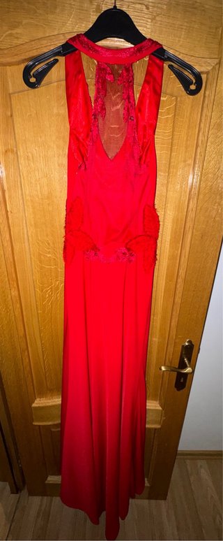 Vestido rojo largo con encaje