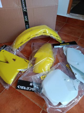 Kit Plásticos Suzuki RM85 Amarillo y Blanco