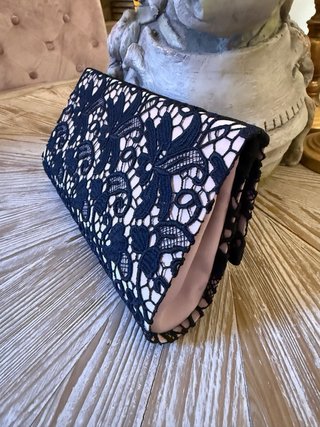 Bolso de mano encaje negro y rosa empolvado