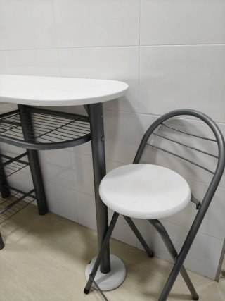 Mesa alta cocina con 2 taburetes