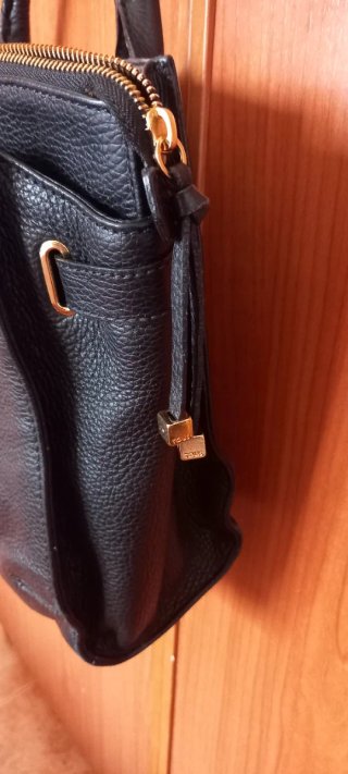 Bolso Tous Negro con Detalle Rosa