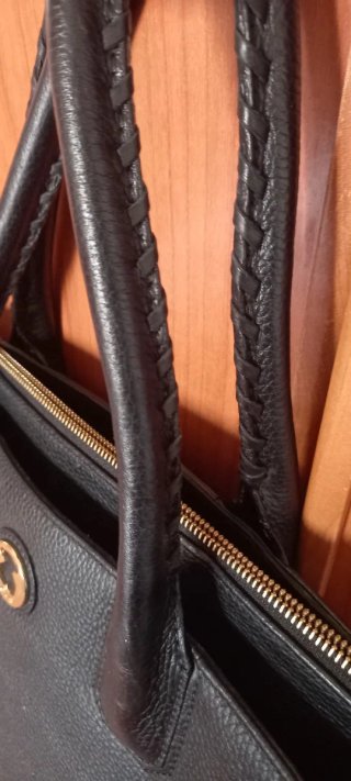 Bolso Tous Negro con Detalle Rosa