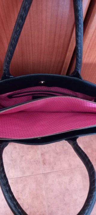 Bolso Tous Negro con Detalle Rosa