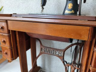 Máquina de coser antigua de madera y metal