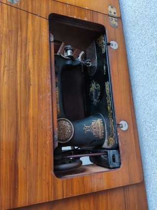 Máquina de coser antigua de madera y metal