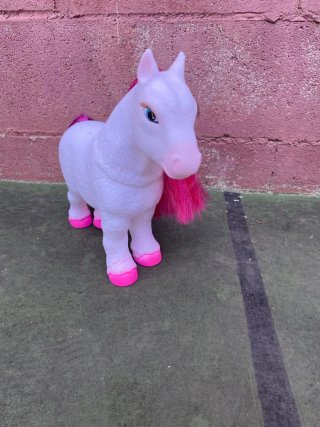 Poni blanco con accesorios de veterinario