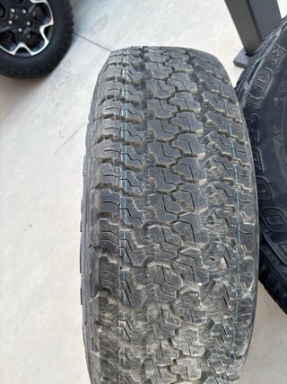 5 Llantas Jeep Wrangler 70% vida útil