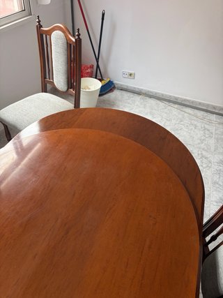 Mesa de comedor de madera con 6 sillas
