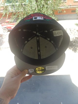 Gorra Negra New Era con Rosas Rojas