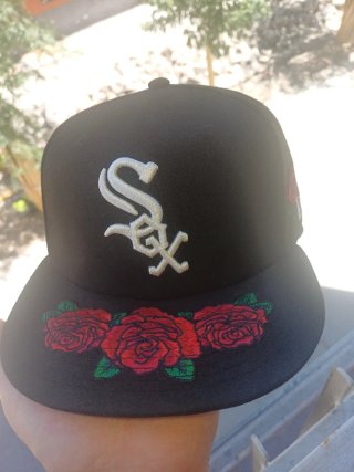 Gorra Negra New Era con Rosas Rojas