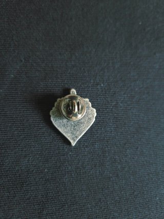 Spilla con spada e corona