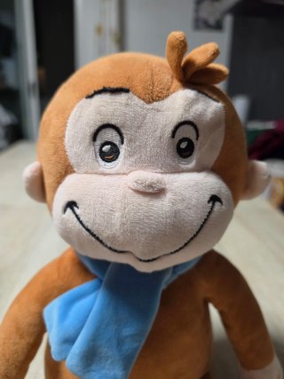 Peluche scimmietta curiosa George foulard azzurro