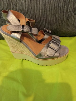 Sandalias cuña plateadas