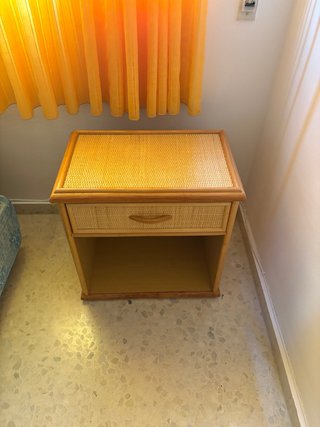 Dos Mesitas de noche de mimbre y madera