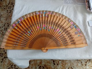 Abanico de madera pintado a mano