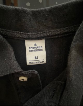 Polo negro con escudo