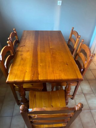 Mesa de comedor y 5 sillas de madera