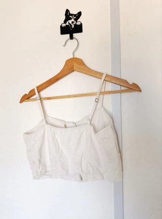 Top corto beige con botones