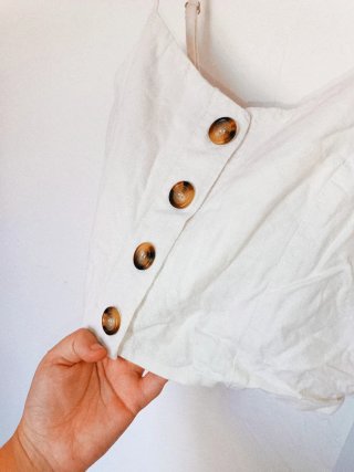Top corto beige con botones