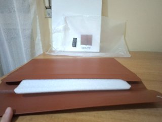Custodia Spigen in pelle marrone