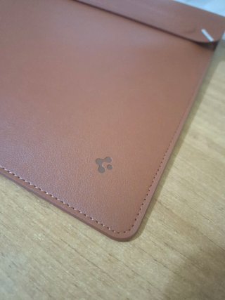 Custodia Spigen in pelle marrone