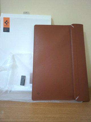 Custodia Spigen in pelle marrone