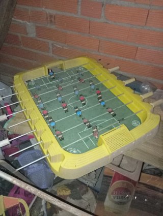 Futbolín de mesa amarillo