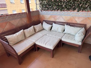 Sofá modular terraza madera y cojines