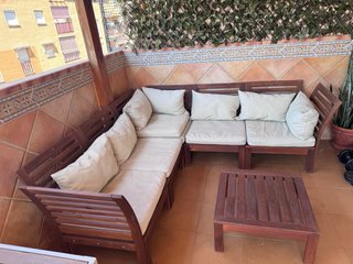 Sofá modular terraza madera y cojines