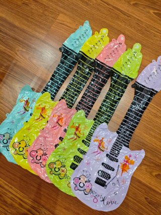 Pack fiesta Rock: 5 guitarras hinchables + 2 peluc