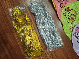 Pack fiesta Rock: 5 guitarras hinchables + 2 peluc