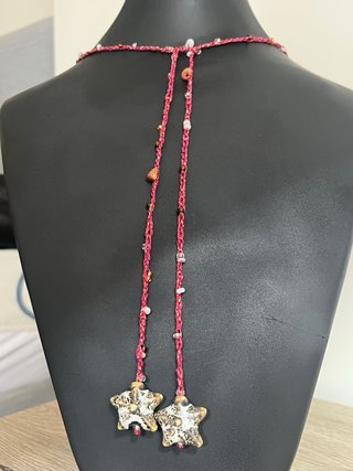 Collar tejido con estrellas