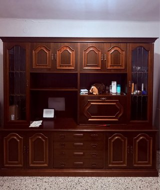 Mueble de madera antiguo con vitrina