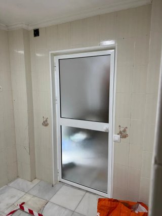 Puerta aluminio blanca con cristal